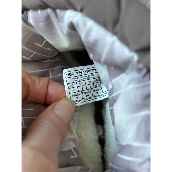 NWOB UGG classic maxi short boot, taupe Sz 4, $128 - Picture 7 of 7
